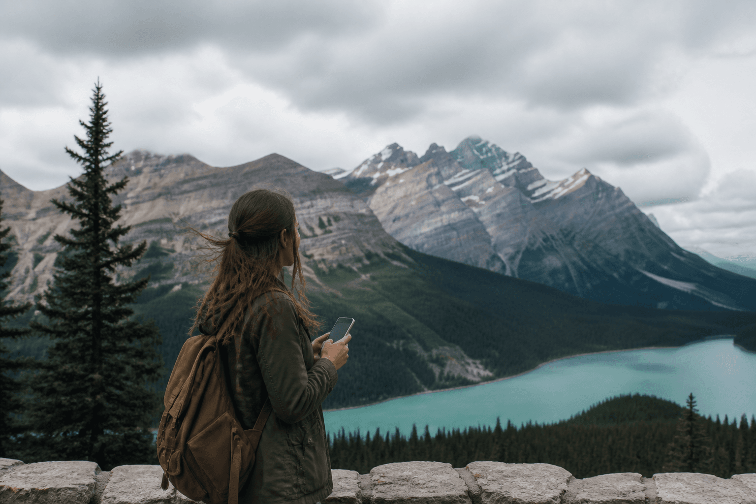 Voyageur avec smartphone eSIM devant les Rocheuses canadiennes, visuel eSIM Giga